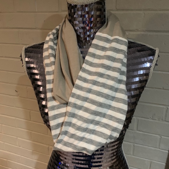 Woman’s scarf - Picture 2 of 5